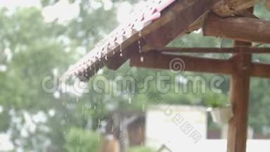 水滴，雨水从屋顶落下，雨水背景
